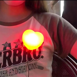 胸前爱心灯心动爆灯魔术道具浪漫心形亮灯告白挂件美女帅哥泡妞器