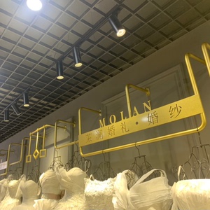 网红壁挂婚纱展示架服装吊架铁艺礼服架上墙货架吊顶悬挂衣架