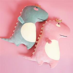 皇冠小恐龙抱枕飘窗装饰拍照道具可爱软体公仔儿童玩偶礼物女生