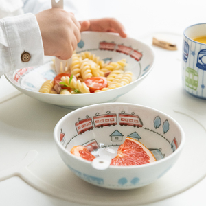 日本进口彩色卡通小火车儿童陶瓷饭碗面碗深盘釉下彩马克杯汤杯