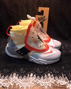 nike air huarache 华莱士新6代运动鞋拉链机能跑步鞋