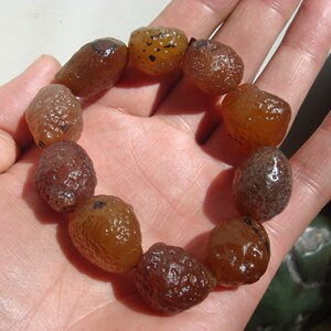 新疆葡萄干玛瑙石原石手串