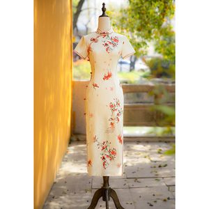 米白色旗袍2024新款女夏季新中式改良日常可穿高贵妈妈长款红花鱼