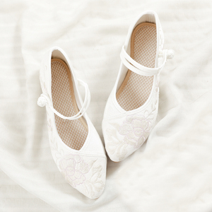 绣花鞋纯白色