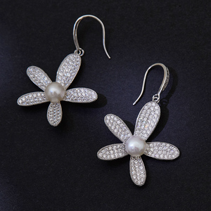 兰诺lano旗舰店2020年新款优雅精致白色花卉造型精致珍珠耳饰女