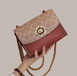 coach/蔻驰 parker 18 牛皮格铆钉山茶花经典斜跨包 女款小号棕色