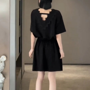 法式黑色连衣裙2024新款女夏季露背花边宽松设计感收腰爆款裙子