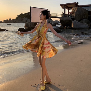 绝美小裙海边度假风高级感黄色印花挂脖连衣裙夏露背性感沙滩短裙