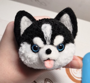 原创手作手工diy羊毛毡毛线蓬蓬球黑色哈士奇二哈钥匙扣胸针成品