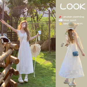 白色吊带小飞袖连衣裙2023新款夏装法式高级蕾丝显瘦高腰裙子女装