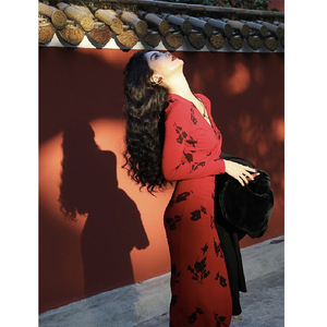 欧洲站V领气质法式过年战袍红色连衣裙女春秋新款收腰修身包臀裙