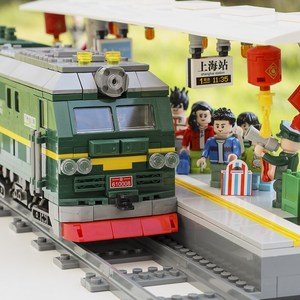 00联途玩具专营店天猫潘洛斯复古中国风街景上海站绿皮火车兼容乐高