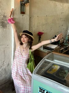 泰国旅行海边度假长裙女夏季新款少女粉色格子V领露背吊带连衣裙