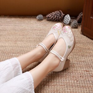 民国风鞋子女新款淡雅荷花绣花鞋女古风高跟布鞋汉服鞋子茶艺鞋