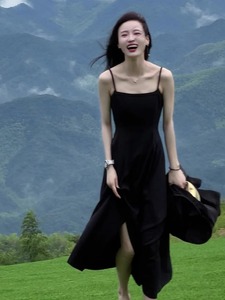 海边度假黑色吊带连衣裙三亚沙滩新疆云南旅游行草原穿搭女装拍照