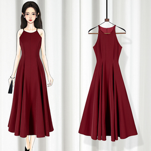 高级感红色挂脖连衣裙女夏吊带法式小众设计订婚礼服裙赫本小红裙