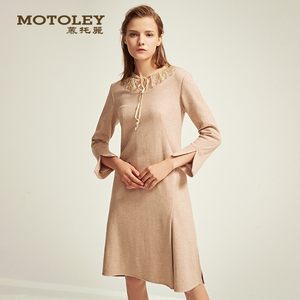 motoley/慕托丽女装秋冬新品蕾丝领口高腰修身气质羊毛连衣裙