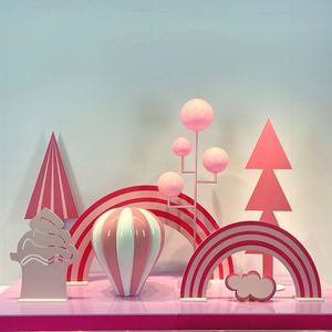 网红陈列美陈服装店粉色橱窗装饰场景布置道具展厅创意热气球摆件