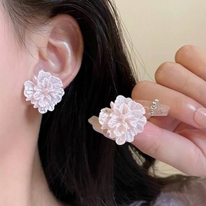 超仙的洁白色花朵耳环女夏季粉色度假风新款小众耳钉复古法式耳饰