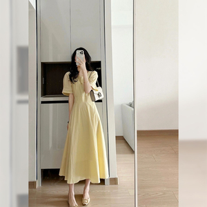 鹅黄色方领连衣裙女2024夏新款韩版收腰显瘦气质通勤优雅法式长裙
