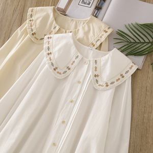 清新森系复古风琴褶刺绣花朵娃娃领宽松棉质长袖白色衬衫上衣女装