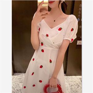法式复古气质白色草莓连衣裙女夏季小个子甜美小清新收腰显瘦裙子