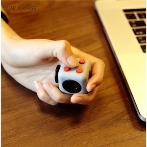 手指魔方玩具解压神器减压玩具百变骰子指尖上课玩的无聊打发时间