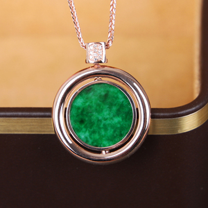 森宝莱 18k玫瑰金镶天然a货翡翠吊坠 圆形山水无事牌项链女 辣绿