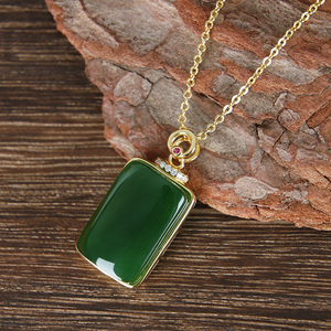 森宝莱和田玉方形吊坠女 简约时尚玉坠项链 墨绿色碧玉平安无事牌