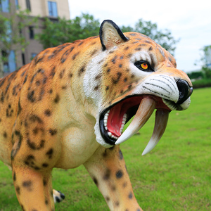 户外大型仿真剑齿虎老虎玻璃钢动物摆件公园草坪景观落地模型装饰