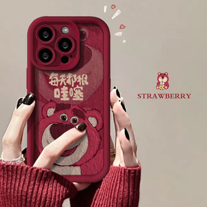 苹果15promax手机壳新款草莓熊iPhone15pro全包防摔14保护套可爱卡通13女款酒红色12硅胶软壳11pro高级感xs潮