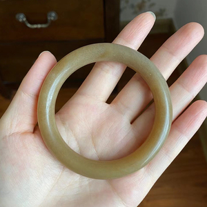 和田玉糖玉糖色圆条细条手镯 糖料因其细腻润泽 支持复检