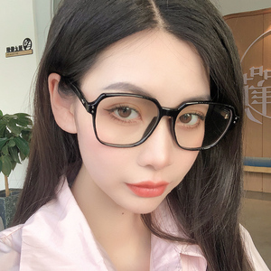 近视眼镜女显脸小大脸