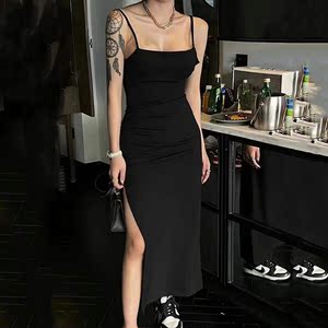 黑色吊带连衣裙女性感纯欲气质包臀短裙2022夏季露背下摆开叉长裙