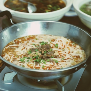 湖南省常德钵子津市牛肉炖粉热卖刘聋新鲜冷速冻清炖牛骨三鲜憨哥