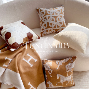 Texdream态度 茶木色提花马匹沙发抱枕法式中古客厅皮草靠垫轻奢