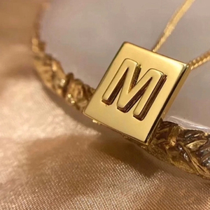 celine/赛琳方块字母项链女lisa18k金锁骨了不起的女孩李一桐同款