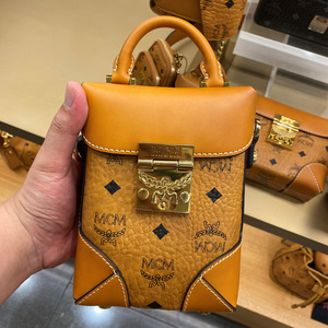 专柜代购mcm女包小方包薯条包新款迷你mcm单肩斜跨拼接翻盖手提包