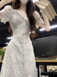 茶歇在逃公主长裙女2024夏法式初恋甜美白色蕾丝泡泡袖V领连衣裙