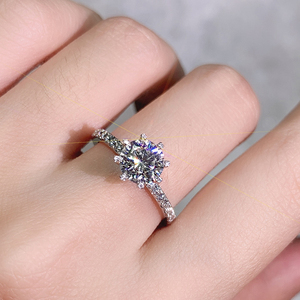 老凤祥和18k白金八爪花苞莫桑石戒指1克拉d色定制pt950铂金钻戒女