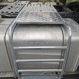 解放 gtl est 天龙豪沃德龙货车通用油箱护栏防踩防护栏保护架