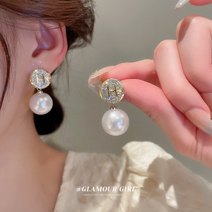 银针珍珠镶钻字母椭圆耳环韩国气质高级感耳钉耳坠新款时尚OL耳饰