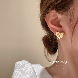 金属爱心耳钉2024年新款爆款耳环小众设计感高级纯银针心形耳饰女