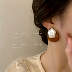 复古港风珍珠皮革耳环2023年新款潮小众设计感独特耳饰高级感耳钉