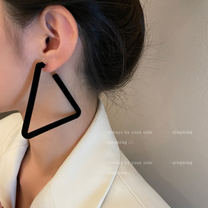 黑色大耳环小众设计感2024新款爆款高级时尚夸张耳饰女耳钉耳圈