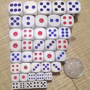 8mm10mm迷你骰子 游戏娱乐小号色子 黑白红蓝色子筛子 吧台骰子