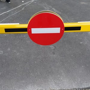 道闸杆反光标牌安全警示牌标志停车场指示牌出入口一车一杆标识牌