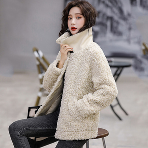 泰迪色羊羔毛短款外套