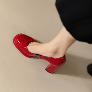 高跟女鞋新款2024爆款春秋季红色漆皮圆头工作鞋浅口软皮粗跟单鞋