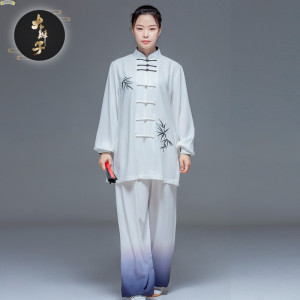 大辫子太极服